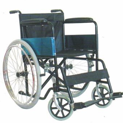 在使用电动轮椅出行时，需小心注意